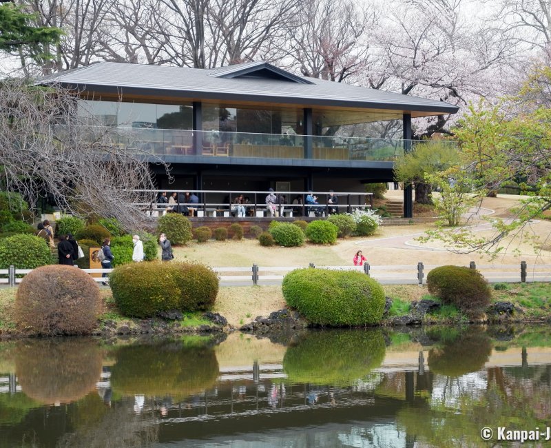 Starbucks Shinjuku Gyoen (Tokyo), View of the shop and its terrace from the garden Starbucks Shinjuku Gyoen (Tokyo), View of the shop and its terrace from the garden