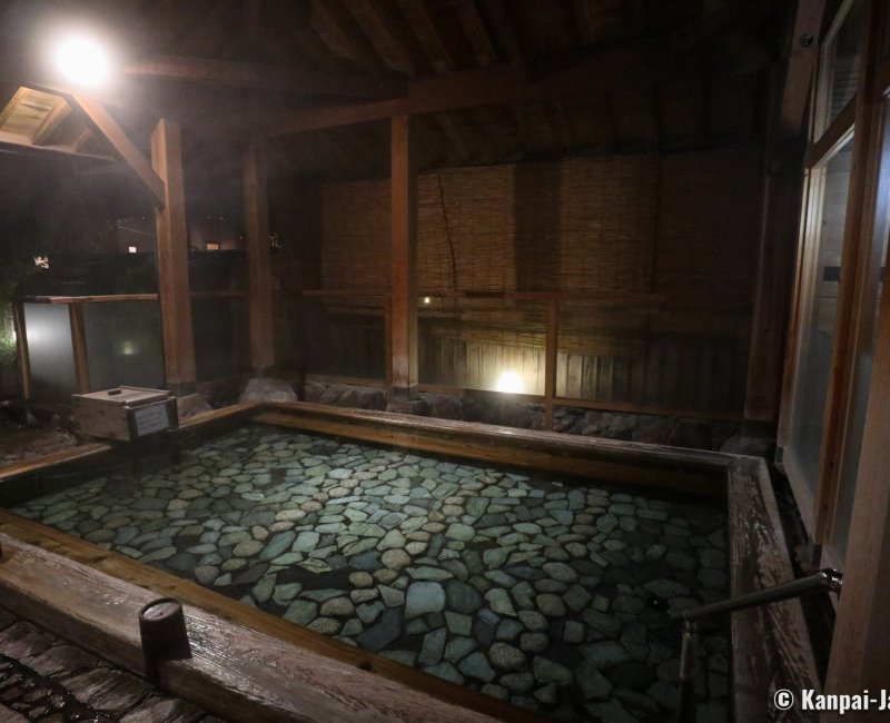 Yufuin Baien Garden Resort, Night view of the semi-outdoor shared baths