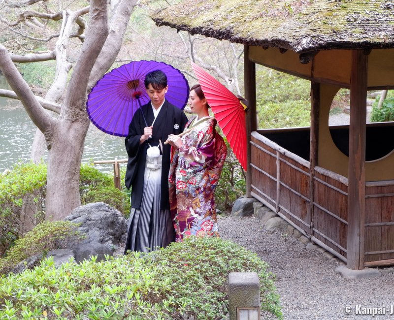 Happo-en (Tokyo), Couple doing a wedding photo shooting in the garden