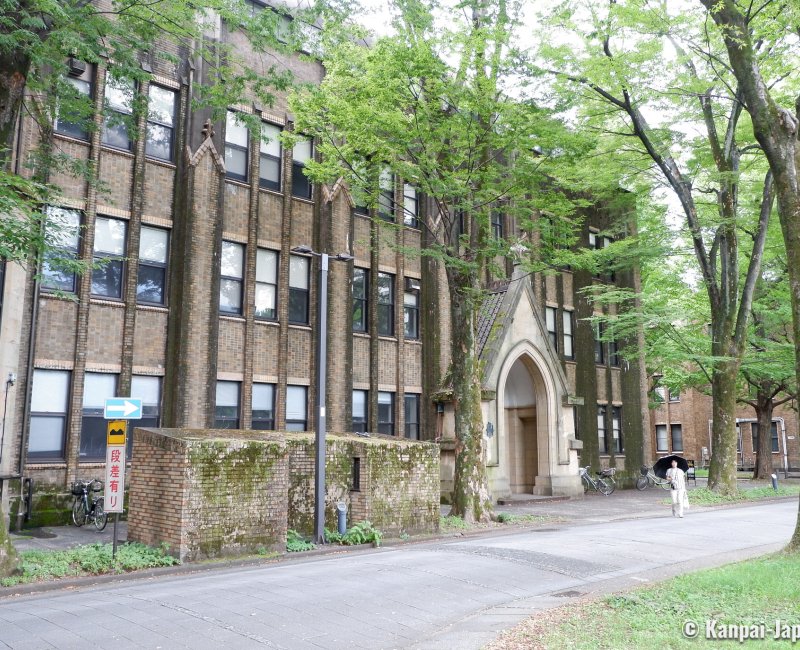 Todai (Tokyo), Red bricks building sheltering the School of Law and the Faculty of Letters