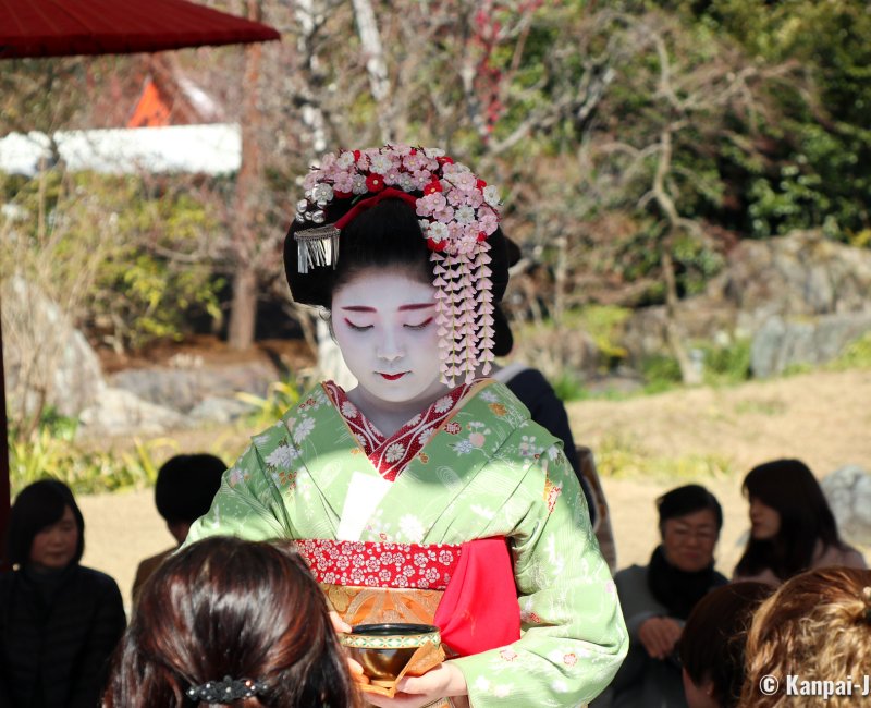 Geiko and Maiko offering matcha tea on February 25 at Kitano Tenmangu (Kyoto) Geiko and Maiko offering matcha tea on February 25 at Kitano Tenmangu (Kyoto)