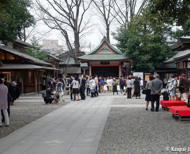 Kawagoe Hikawa-Jinja, Weekend crowds on the shrine's grounds