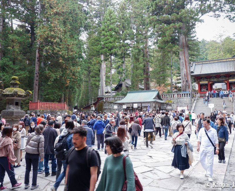 Toshogu (Nikko), Tourists in the mausoleum's enclosure (Nov. 2023)