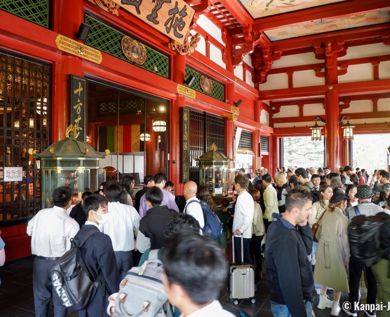 Senso-ji (Asakusa, Tokyo), Tourists in front of the cult pavilion (Nov. 2023) 2