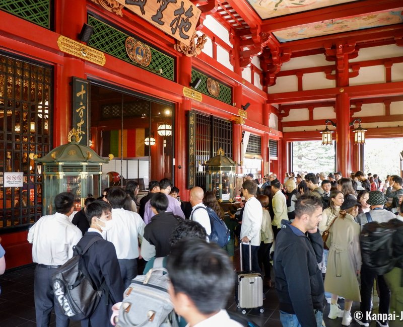Senso-ji (Asakusa, Tokyo), Tourists in front of the cult pavilion (Nov. 2023) 2 Senso-ji (Asakusa, Tokyo), Tourists in front of the cult pavilion (Nov. 2023) 2