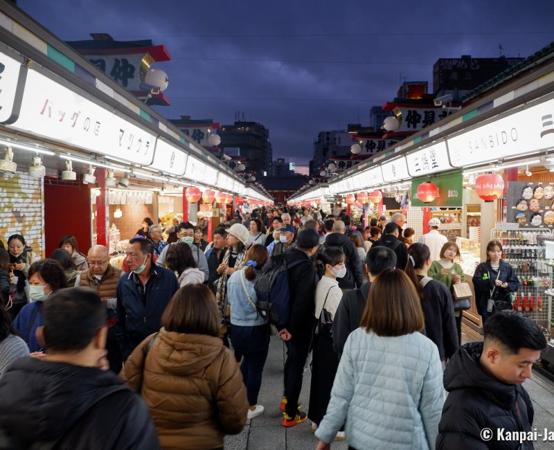 Senso-ji (Asakusa, Tokyo), Tourists in Nakamise Street (Nov. 2023) Senso-ji (Asakusa, Tokyo), Tourists in Nakamise Street (Nov. 2023)