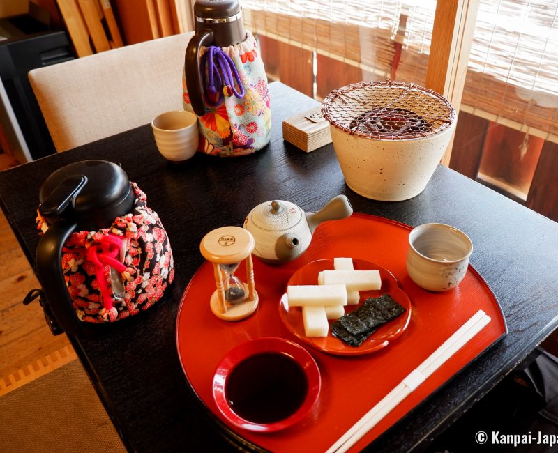 Gion Tokuya (Kyoto), Sencha tea and Yakimochi rice cakes to grill Gion Tokuya (Kyoto), Sencha tea and Yakimochi rice cakes to grill
