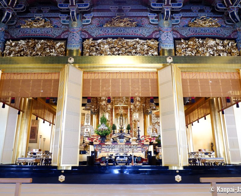 Tsukiji Hongan-ji (Tokyo), Buddhist altar in the main pavilion