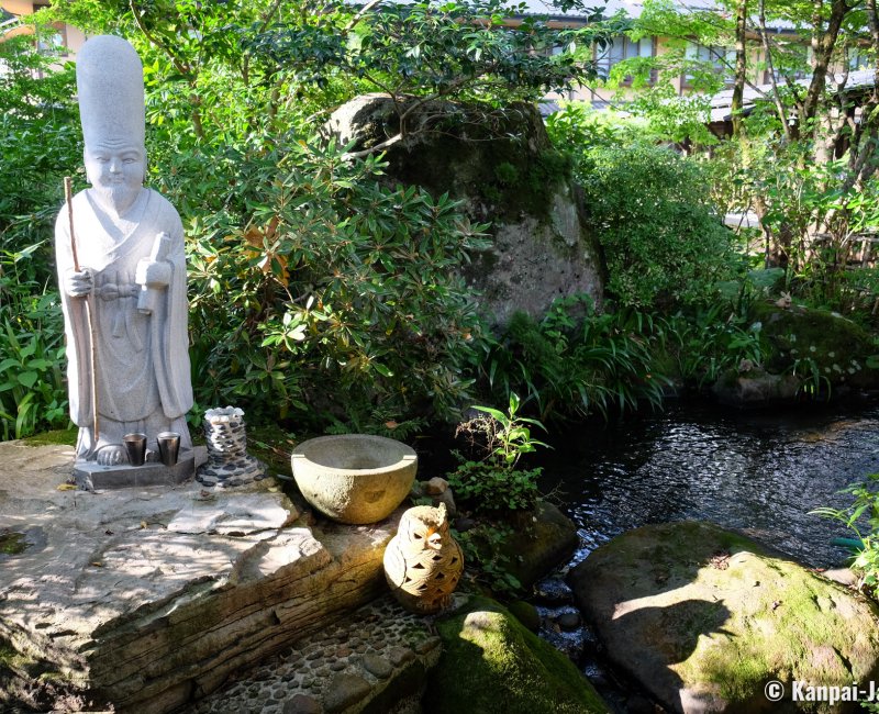 Yamabiko Ryokan (Kurokawa Onsen), Lucky God statue in the inn's inner garden