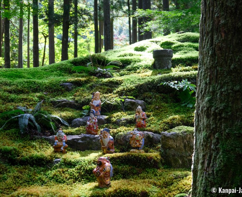 Hiyo Koke no Sato (Ishikawa), The 7 Lucky Gods statues on a moss bed Hiyo Koke no Sato (Ishikawa), The 7 Lucky Gods statues on a moss bed