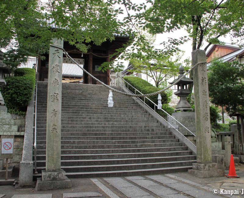 Achi-jinja (Kurashiki), Stone stairway at the entrance of the shrine's grounds 2