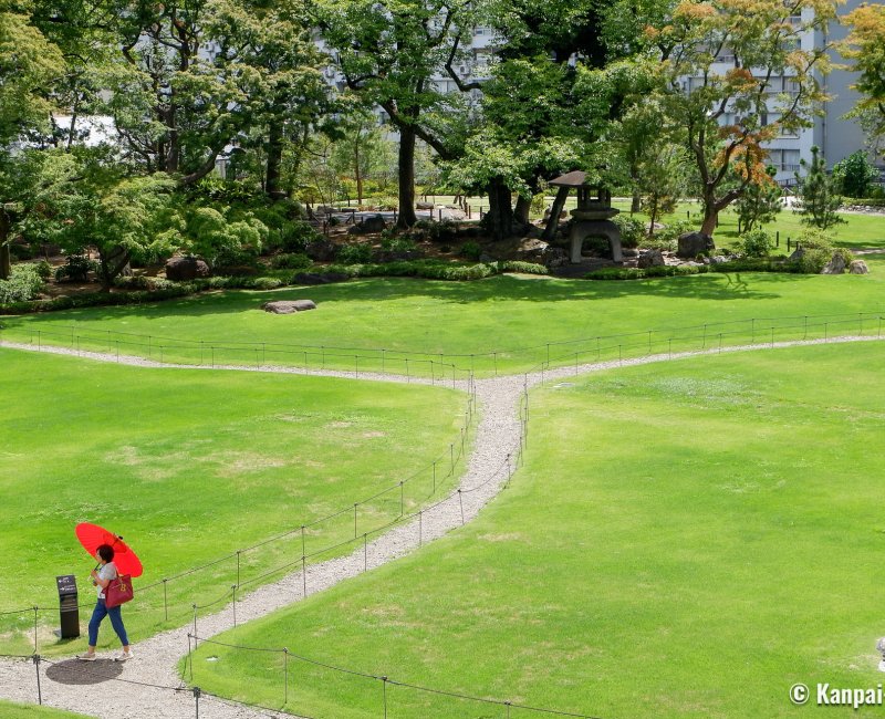 Kyu Iwasaki-tei Teien (Tokyo), View on the Shiba-niwa lawn