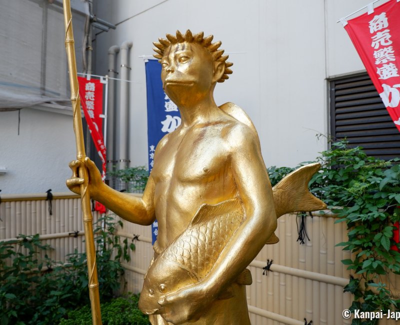 Kappabashi-dori (Tokyo), Kappa Kawataro's golden statue