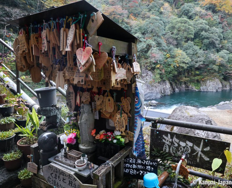 Tsuetate Onsen (Kumamoto), Buddhist altar displaying a Jizo statue at Momiji-bashi covered bridge