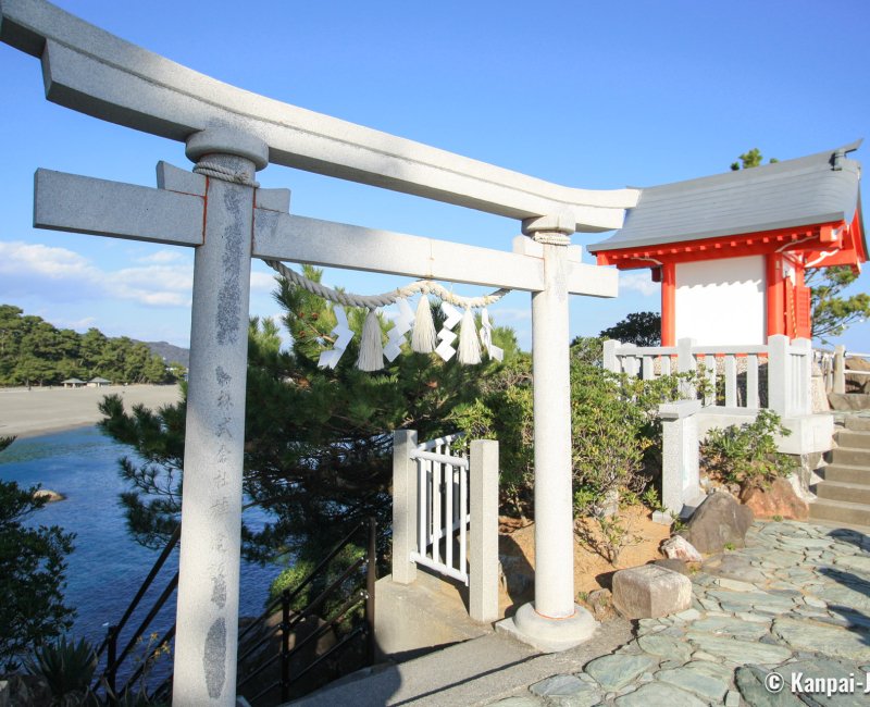 Katsurahama (Kochi), Wadatsumi-jinja at the end of the beach