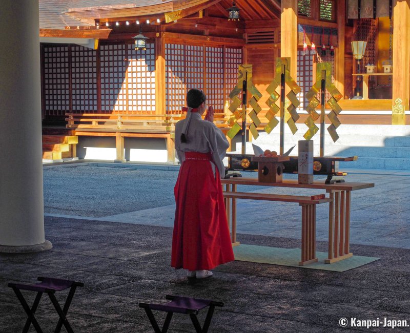 Shinon Washoku Senryu (Osaka), Miko priestess and Shinon Washoku Senryu's blessing ceremony Shinon Washoku Senryu (Osaka), Miko priestess and Shinon Washoku Senryu's blessing ceremony