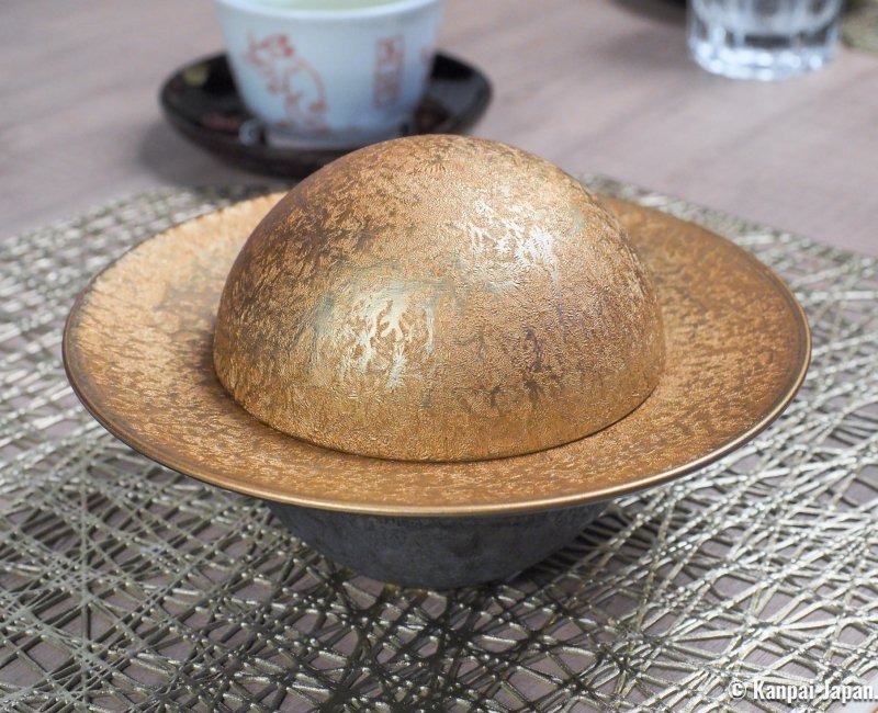 Shinon Washoku Senryu (Osaka), Japanese tableware shaped in a golden planet Saturn Shinon Washoku Senryu (Osaka), Japanese tableware shaped in a golden planet Saturn