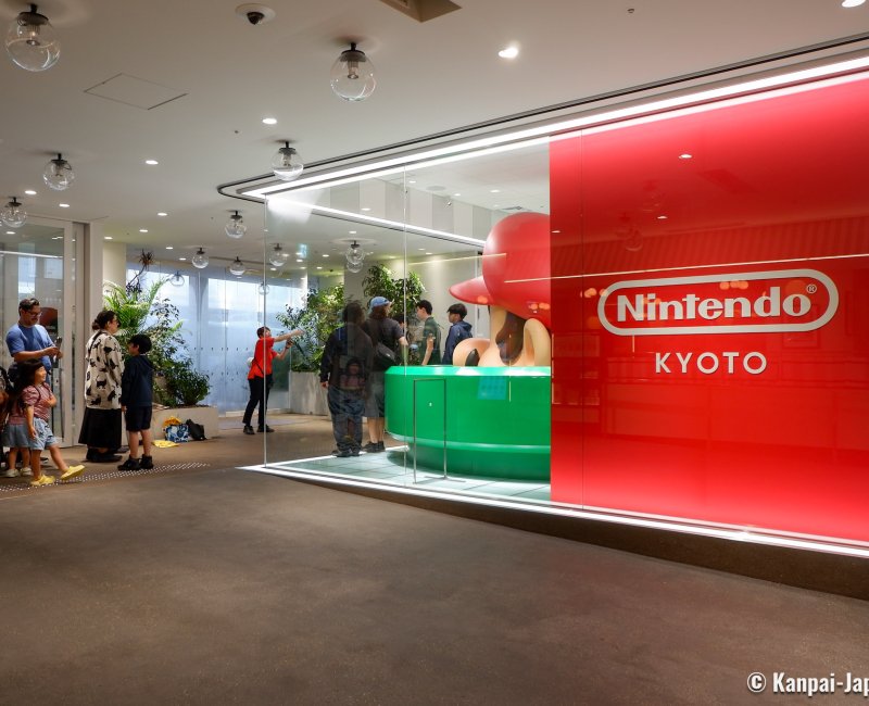 Kyoto Takashimaya, Giant Mario head at Shijo-Dori West Entrance 2