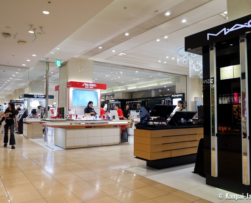 Kyoto Takashimaya, Cosmetics aisles at the department store's ground floor (1F)