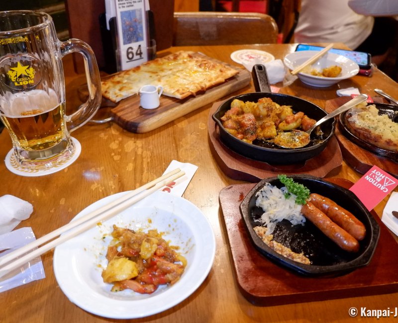Ginza Lion 7-Chome (Tokyo), Dish selection (sausages, potato curry, flammekueche) and Sapporo beer Ginza Lion 7-Chome (Tokyo), Dish selection (sausages, potato curry, flammekueche) and Sapporo beer