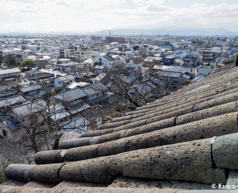Maruoka Castle (Fukui), View on the city and the keep's stone tiles