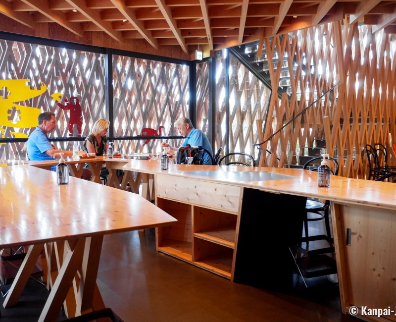 Sunny Hills (Tokyo), Upper floor with seating for eating-in customers