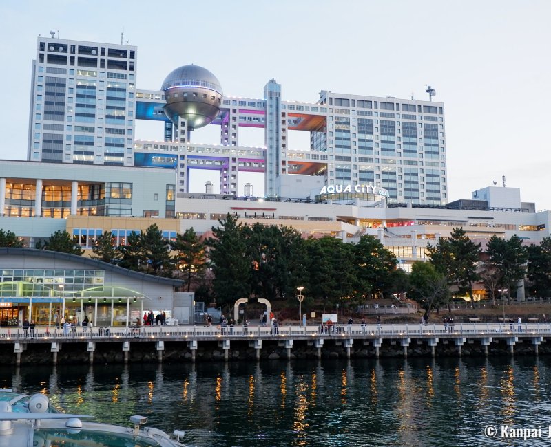 Hotaluna Cruise (Tokyo), View on Fuji TV Headquarters and Aqua City shopping center in Odaiba Hotaluna Cruise (Tokyo), View on Fuji TV Headquarters and Aqua City shopping center in Odaiba