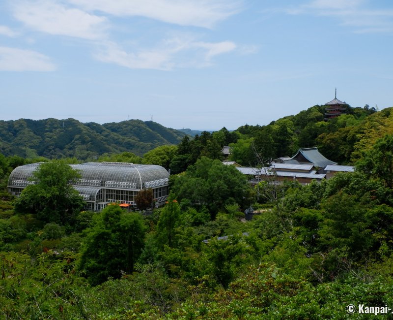 Makino Botanical Garden (Kochi), View on the Conservatory greenhouse and Kyuchikurin-in temple Makino Botanical Garden (Kochi), View on the Conservatory greenhouse and Kyuchikurin-in temple