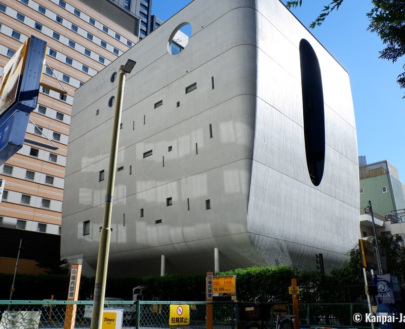 Shinjuku Ruriko-in Byakurenge-do (Tokyo), View on the temple's vertical concrete architecture 2 Shinjuku Ruriko-in Byakurenge-do (Tokyo), View on the temple's vertical concrete architecture 2