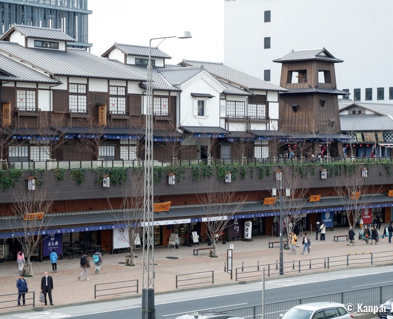 Toyosu Senkyaku Banrai (Tokyo), Streetview on the complex's traditional architecture