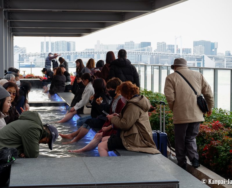 Toyosu Senkyaku Banrai (Tokyo), Senkyaku Banrai Ashiyu Teien foot bath on the rooftop