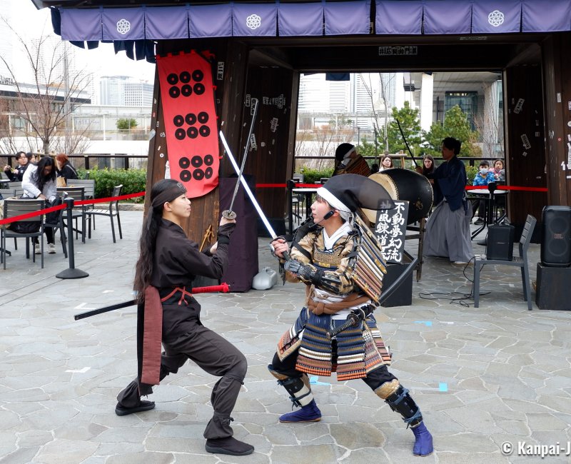 Toyosu Senkyaku Banrai (Tokyo), Sword performance on the market's central square