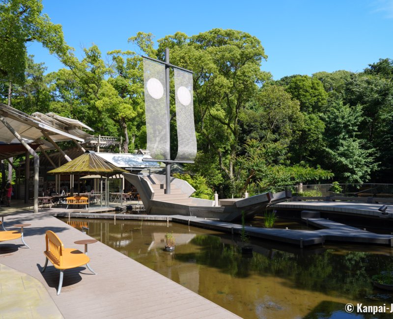 Atsuta-jingu (Nagoya), Pond and boat-shaped boardwalk at the entrance of Kusanagi-kan Sword Museum