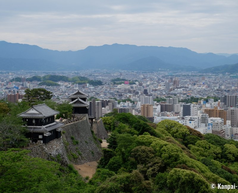 Matsuyama Castle (Shikoku), View on Honmaru enclosure's turrets and the city from the keep