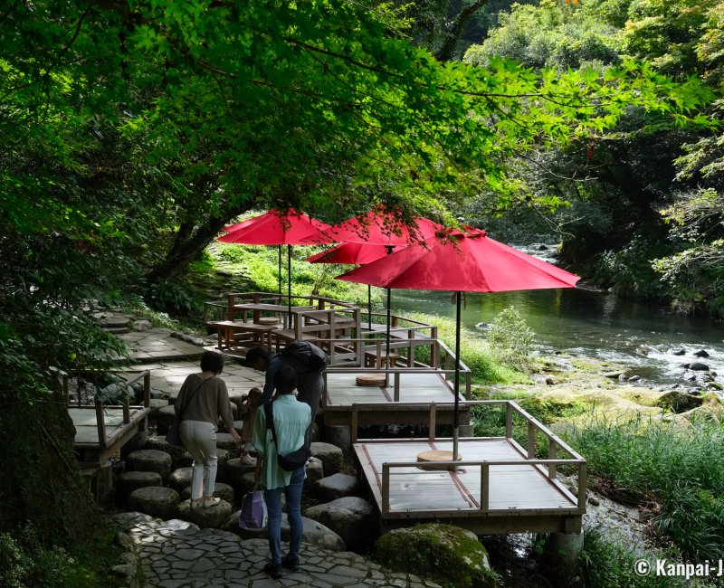 Kakusenkei Gorge (Yamanaka Onsen), Seasonal tea room by the river Kakusenkei Kawadoko 2 Kakusenkei Gorge (Yamanaka Onsen), Seasonal tea room by the river Kakusenkei Kawadoko 2