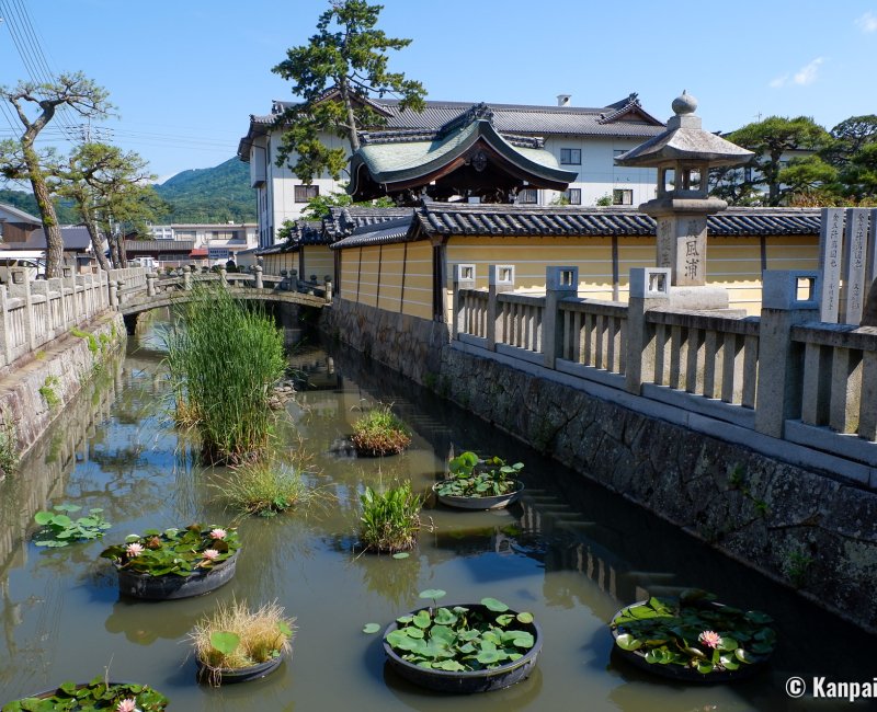 Zentsu-ji (Shikoku), Body of water between the two enclosures Zentsu-ji (Shikoku), Body of water between the two enclosures