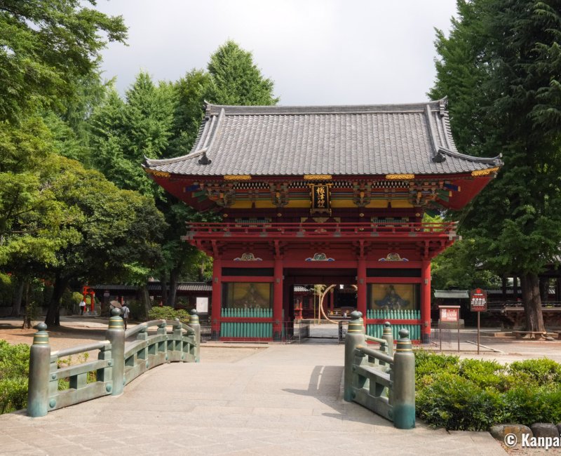Nezu-jinja (Tokyo), Entrance of the shrine during Nagoshi no Harae (June 30th)