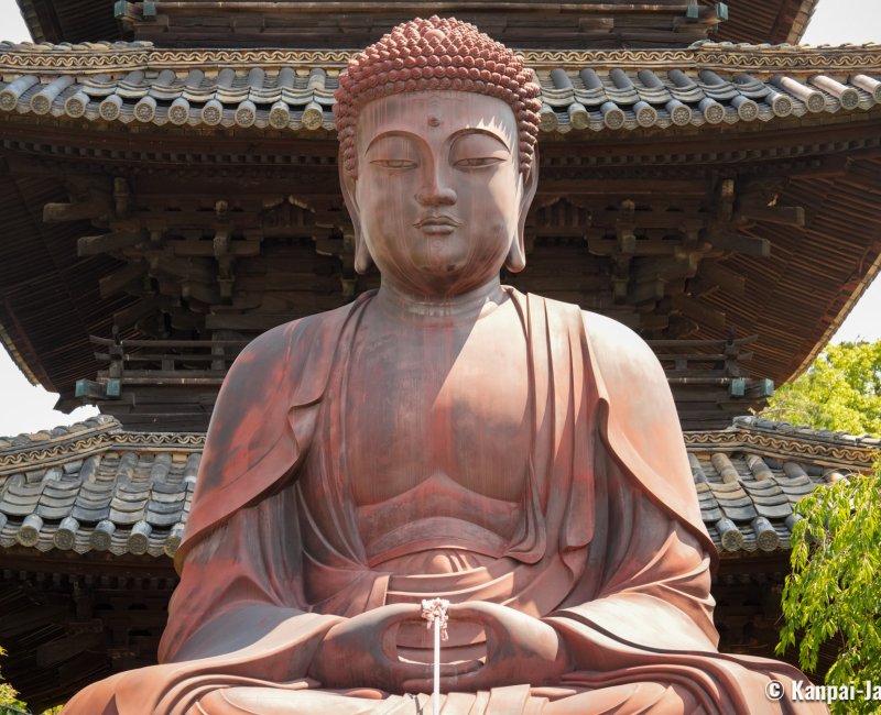 Kosho-ji (Nagoya), Close up on the red great Buddha sitting in front of the pagoda Kosho-ji (Nagoya), Close up on the red great Buddha sitting in front of the pagoda