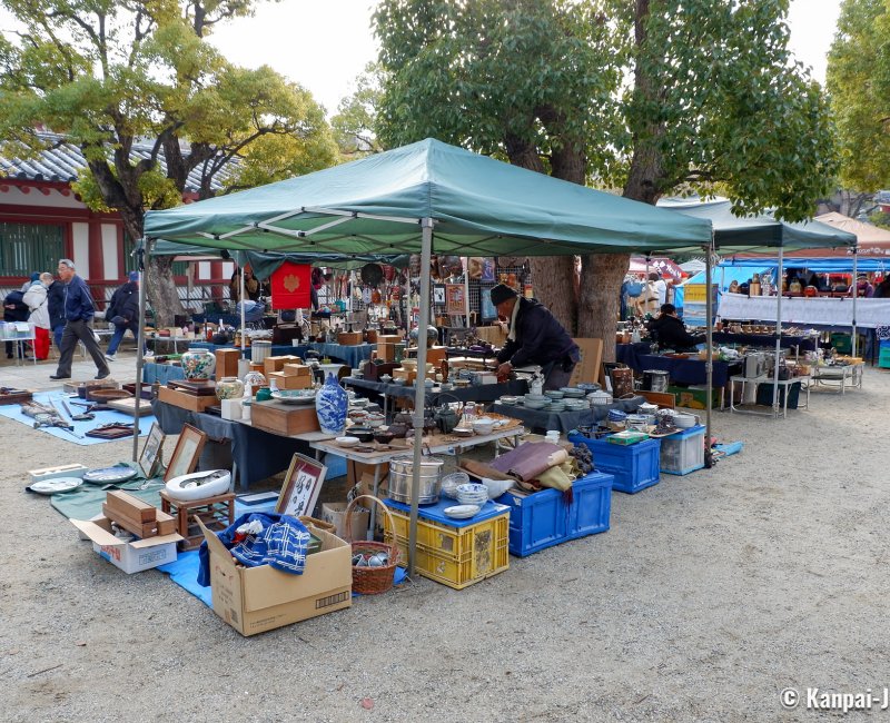Shitenno-ji Flea Market (Osaka), Japanese ceramics and tableware stall