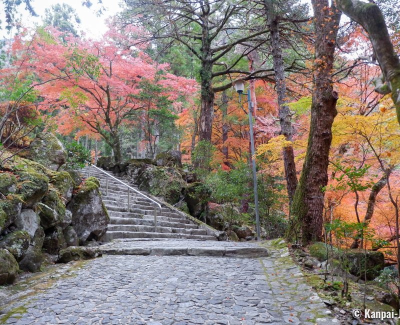Kuon-ji (Minobu), Stairway to Nichiren Shonin Mausoleum