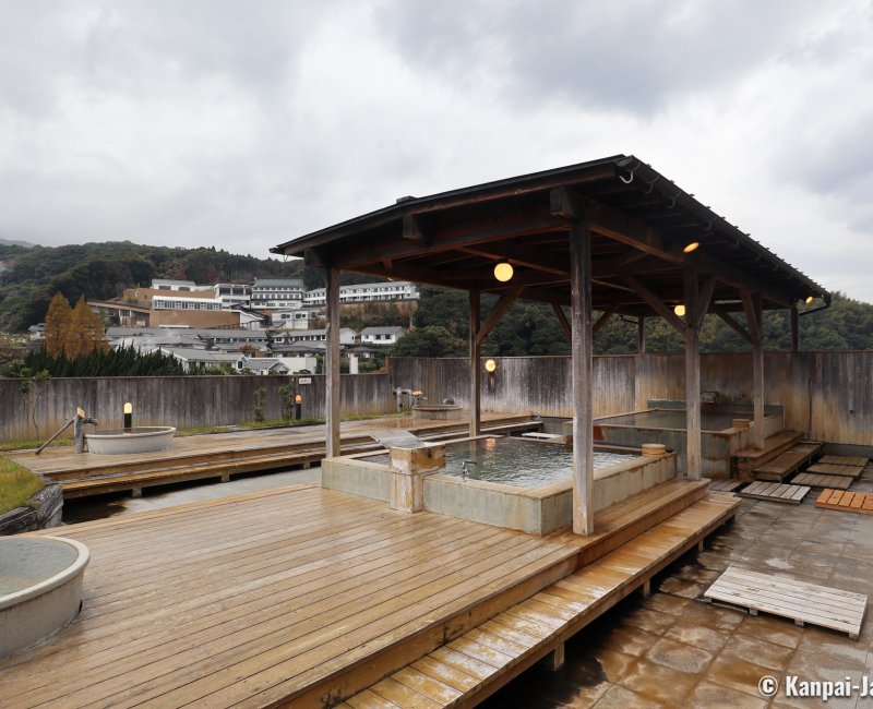 Oniyama Hotel (Beppu), View on the onsen baths on the hotel's rooftop 2 Oniyama Hotel (Beppu), View on the onsen baths on the hotel's rooftop 2