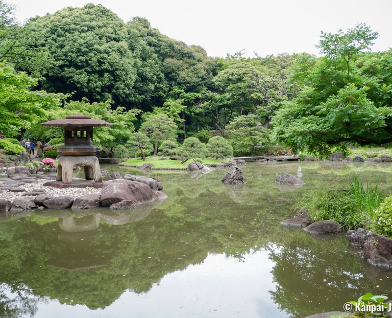 Kyu Furukawa Teien (Tokyo), View on Shinji-ike pond and Yukimi lantern