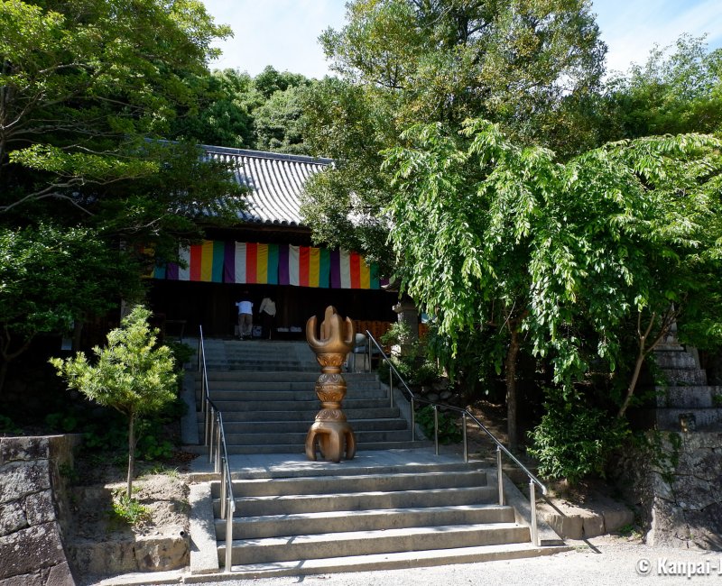 Ishite-ji (Matsuyama, Shikoku), Pavilion and Buddhist symbol Ishite-ji (Matsuyama, Shikoku), Pavilion and Buddhist symbol
