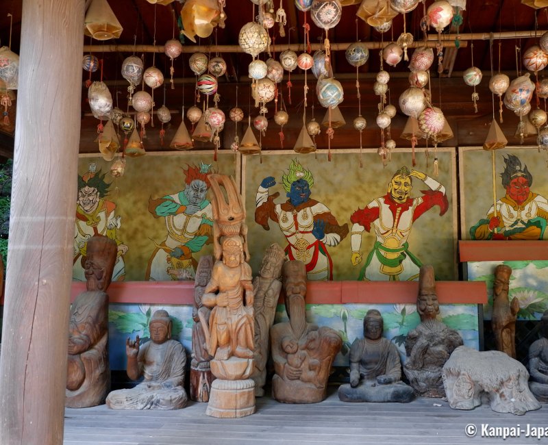 Ishite-ji (Matsuyama, Shikoku), Pavilion decorated with Buddhist paintings and sculptures Ishite-ji (Matsuyama, Shikoku), Pavilion decorated with Buddhist paintings and sculptures