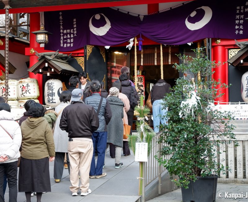Asakusa Otori-jinja (Tokyo), Waiting line in front of the main pavilion for Hatsumode in early January