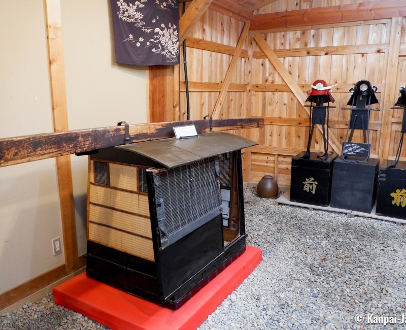 Aoyagi Samurai Manor Museum (Kakunodate), Room for helmet wearing experience and palaquin