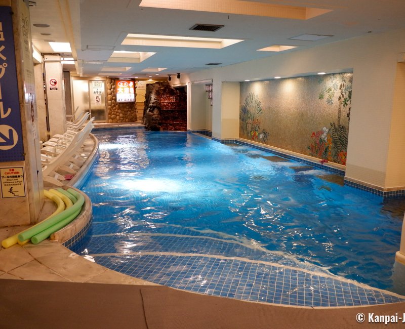 Capsule Inn Osaka (Umeda), Indoor pool at the New Japan Umeda spa center
