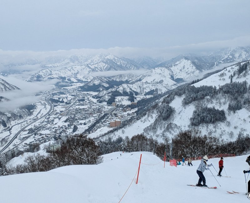 GALA Yuzawa Ski Resort (Niigata), Panoramic view on the snow-capped mountains and the valley from the ski run