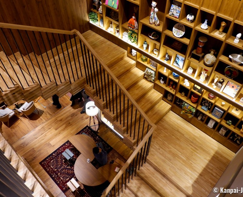 The Royal Park Hotel Maihama Resort Tokyo-Bay (Chiba), Great stairway and library of the hotel The Royal Park Hotel Maihama Resort Tokyo-Bay (Chiba), Great stairway and library of the hotel