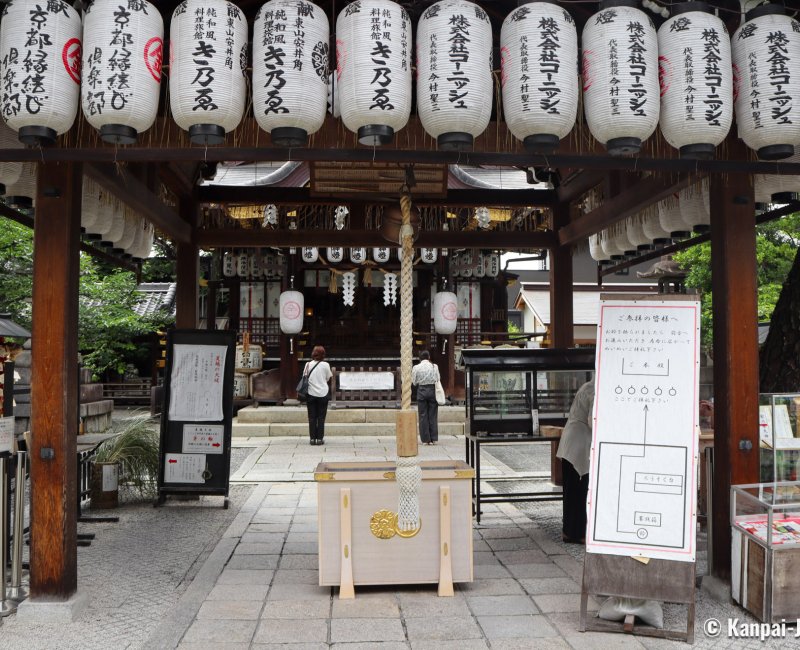 Yasui Konpiragu (Kyoto), People praying in front of the main hall Honden